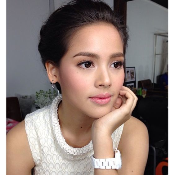 แต่งหน้าแบบญาญ่า ด้วยโทนสีชมพู และลิปสติกสีชมพู