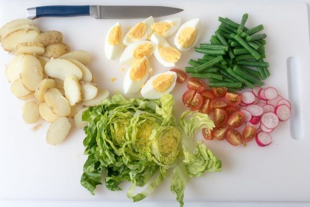1471325838 tuna nicoise mason jar step 2 768x512