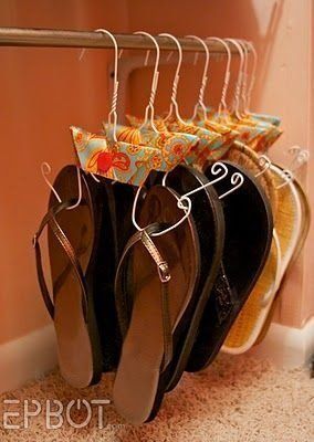 https://image.sistacafe.com/images/uploads/content_image/image/183510/1471341641-Use-old-hangers-to-easily-store-sandals.jpg