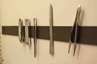 https://image.sistacafe.com/images/uploads/content_image/image/183522/1471341921-Add-a-magnetic-strip-in-your-bathroom-cabinet-to-support-bobby-pins-and-tweezers.jpg