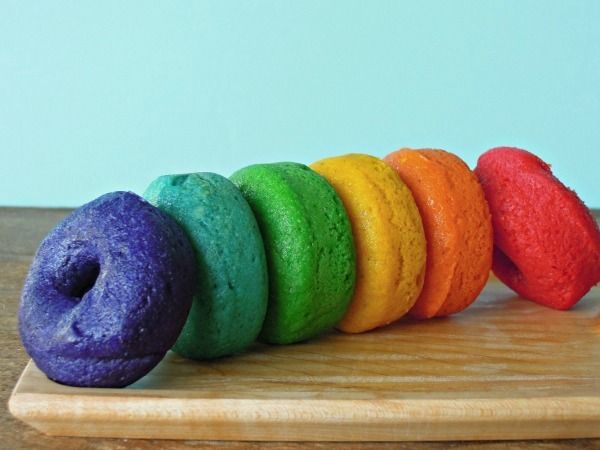 https://image.sistacafe.com/images/uploads/content_image/image/185420/1471506884-rainbow-donuts.jpg