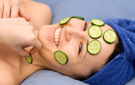 https://image.sistacafe.com/images/uploads/content_image/image/18605/1437122653-cucumber_slices_woman_face.jpg