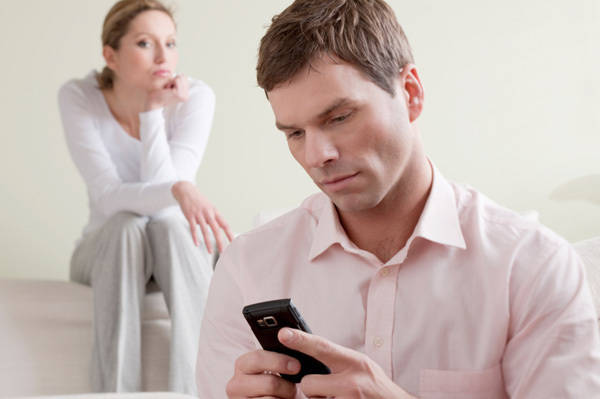 https://image.sistacafe.com/images/uploads/content_image/image/18668/1437131695-sad-woman-looking-at-man-using-phone.jpg