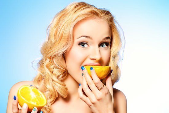 https://image.sistacafe.com/images/uploads/content_image/image/189237/1471925302-young-woman-eating-orange.jpg