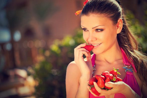 https://image.sistacafe.com/images/uploads/content_image/image/189255/1471925554-Young-Woman-eating-strawberries.jpg
