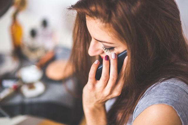 https://image.sistacafe.com/images/uploads/content_image/image/189402/1471932848-person-woman-hand-smartphone.jpg