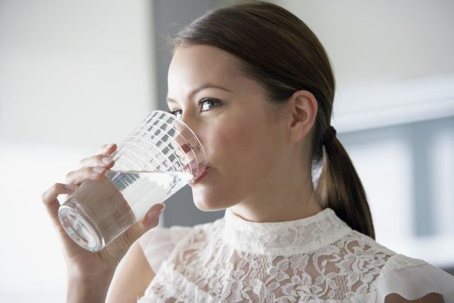 https://image.sistacafe.com/images/uploads/content_image/image/189452/1471937906-how-to-drink-more-water.jpg
