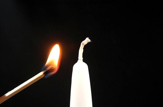 https://image.sistacafe.com/images/uploads/content_image/image/19193/1437381366-lighting_candle0402.jpg