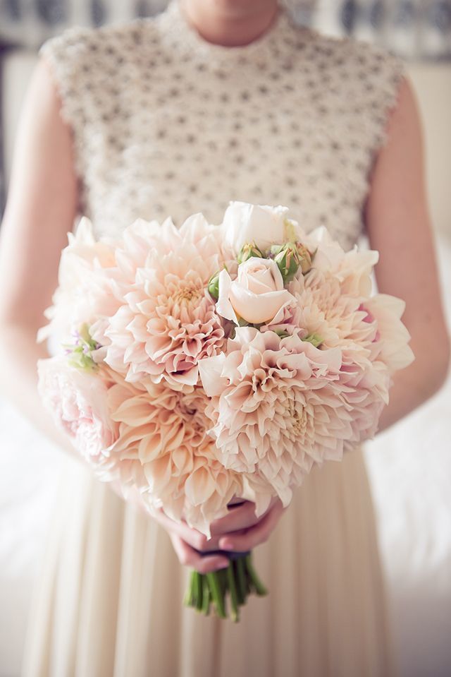 https://image.sistacafe.com/images/uploads/content_image/image/193284/1472353349-blush-Dahlia-Wedding-Bouquet.jpg