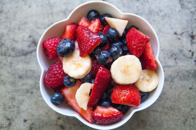 https://image.sistacafe.com/images/uploads/content_image/image/193501/1472380832-berries-banana-fruit-salad-horiz-a-1600.jpg