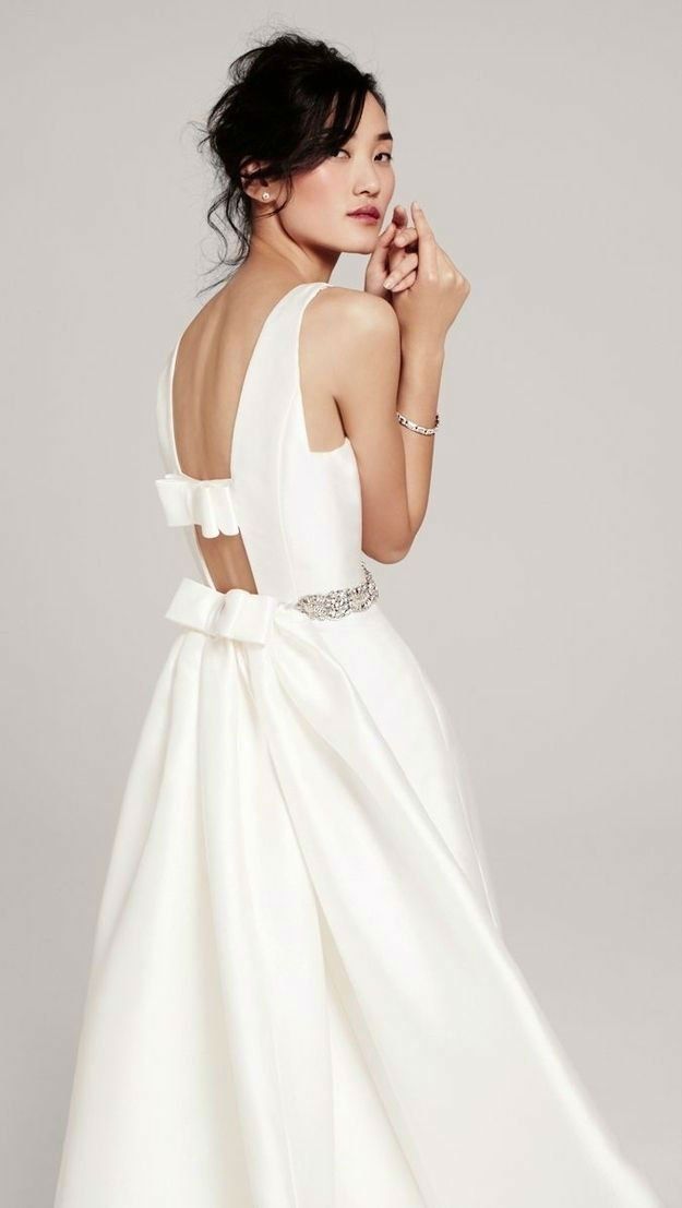 https://image.sistacafe.com/images/uploads/content_image/image/194254/1472452588-minimalist-elegant-wedding-dress65.jpg