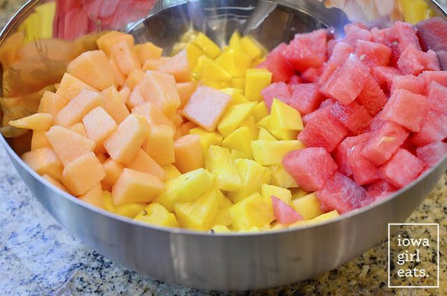 https://image.sistacafe.com/images/uploads/content_image/image/195078/1472535784-Tropical-Fruit-Salad-with-Chili-Lime-Dressing-iowagirleats-04.jpg