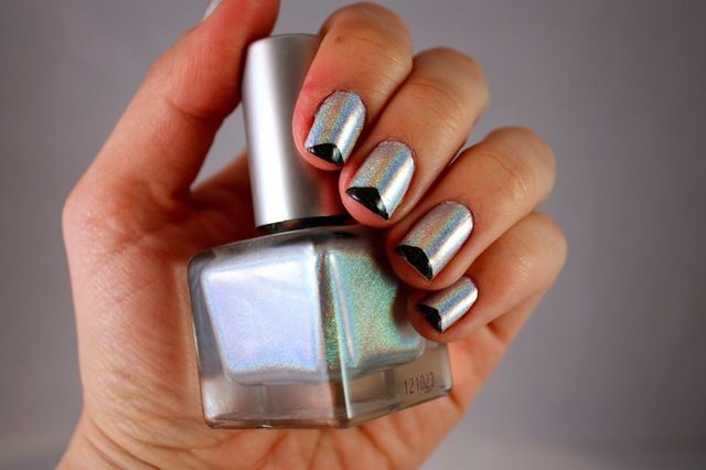 https://image.sistacafe.com/images/uploads/content_image/image/195497/1472569923-diy_nail_art-triangle_tips_tutorial-urban_outfitters_silver_holographic-glitter_gal_cosmetics_black_holo-2013_manicure3.jpg