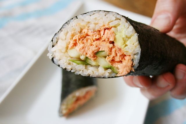https://image.sistacafe.com/images/uploads/content_image/image/198071/1472788832-Spicy-Salmon-Sushi-Wrap-3.jpg