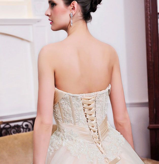 https://image.sistacafe.com/images/uploads/content_image/image/198821/1472820235-lace-up-back-ball-gown-strapless-lace-and-tulle-vintage-wedding-dress-5.jpg