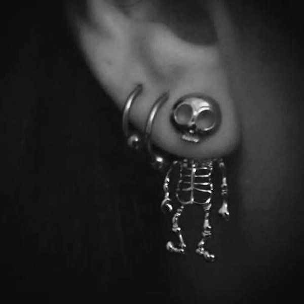 1472917336 40 ear piercings