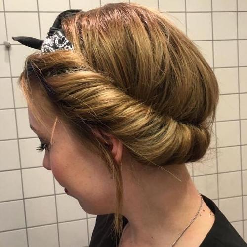 https://image.sistacafe.com/images/uploads/content_image/image/200391/1472972526-6-roll-updo-with-a-head-scarf.jpg