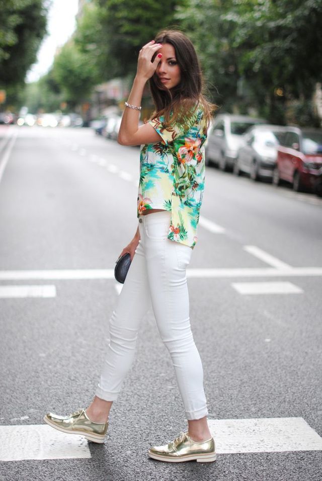 https://image.sistacafe.com/images/uploads/content_image/image/200756/1473005341-Todays-Street-Style-Combine-Summer-Trends-Metallic-shoes-and-floral-shirts-are-a-great-pair..jpg