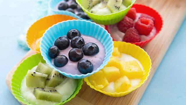 https://image.sistacafe.com/images/uploads/content_image/image/20079/1437548644-2015-04-11-fruity-frozen-yogurt-snacks-4-680x384.jpg