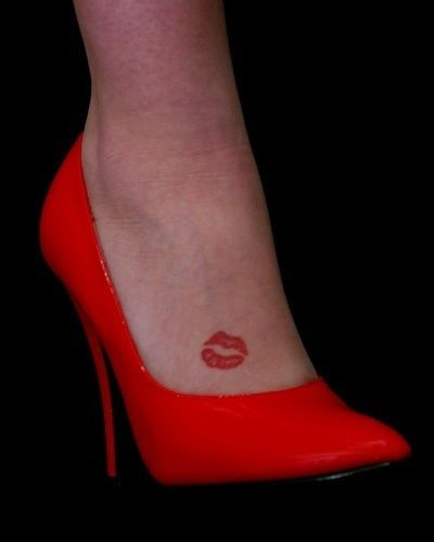 https://image.sistacafe.com/images/uploads/content_image/image/201730/1473089551-tatuajes-de-besos-belagoria.comJ10.jpg