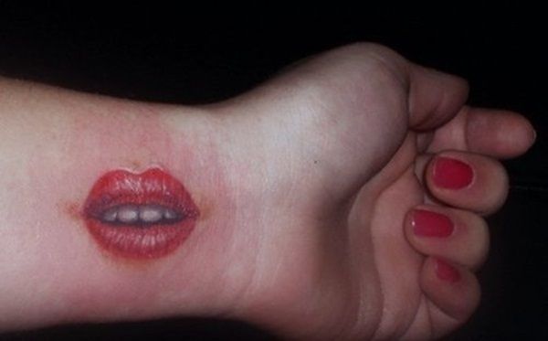 https://image.sistacafe.com/images/uploads/content_image/image/201761/1473090709-red-lips-tattoo-on-wrist.jpg