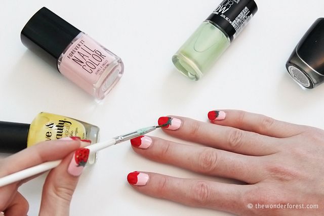 https://image.sistacafe.com/images/uploads/content_image/image/202227/1473140553-strawberry-nails-007-copy.jpg