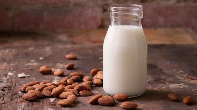 https://image.sistacafe.com/images/uploads/content_image/image/203338/1473257694-glass_bottle_of_almond_milk.jpg