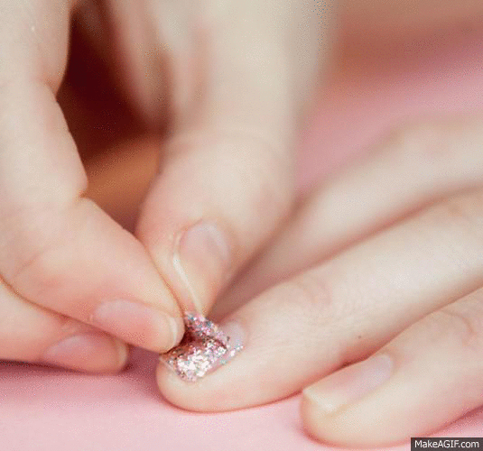 https://image.sistacafe.com/images/uploads/content_image/image/203772/1473304098-26a70_Use_20craft_20glue_20for_20easy_20glitter_20nail_20polish_20removal3.gif