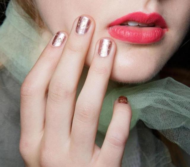 https://image.sistacafe.com/images/uploads/content_image/image/203912/1473310624-metallic-nails-4.jpg