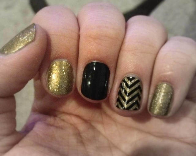 https://image.sistacafe.com/images/uploads/content_image/image/204178/1473320068-Black-And-Gold-Glitter-Accent-Chevron-Nail-Art.jpg