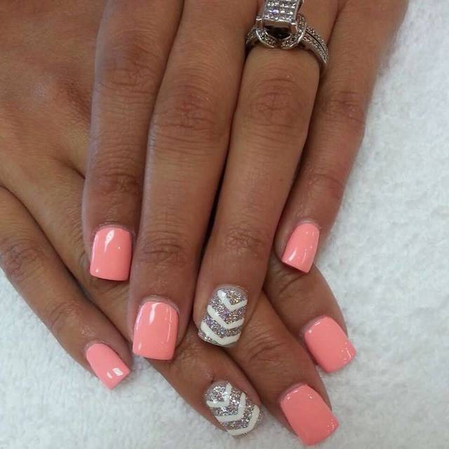 https://image.sistacafe.com/images/uploads/content_image/image/204197/1473320421-Peach-Nails-With-Silver-Glitter-Accent-Chevron-Nail-Art.jpg