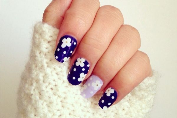 https://image.sistacafe.com/images/uploads/content_image/image/204225/1473322915-Royal-Blue-Nails-With-White-Spring-Flowers-Nail-Art.jpg
