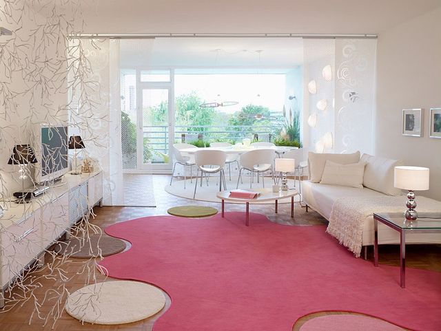 https://image.sistacafe.com/images/uploads/content_image/image/205060/1473397731-Quirky-rug-brings-pink-to-the-chic-modern-living-room.jpg