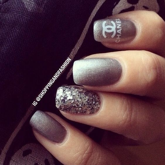 ลายเล็บสวยๆ ลาย CHANEL สีเงิน
