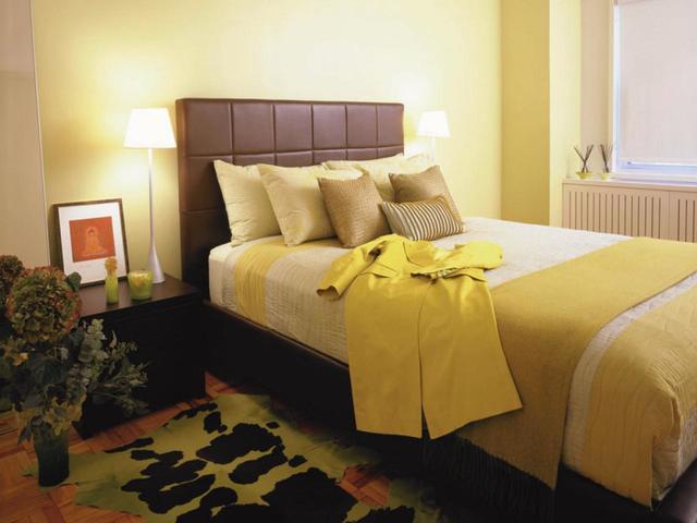https://image.sistacafe.com/images/uploads/content_image/image/205455/1473432470-DP_Berliner-yellow-contemporary-bedroom_s4x3.jpg.rend.hgtvcom.1280.960.jpeg