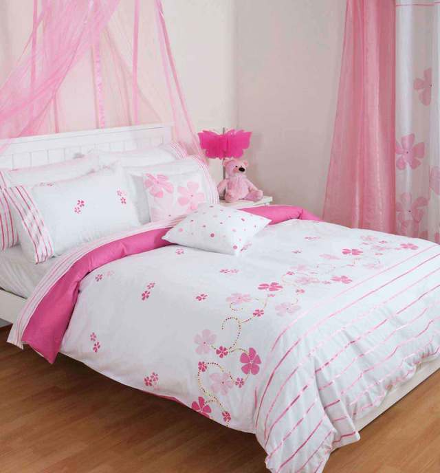 https://image.sistacafe.com/images/uploads/content_image/image/205494/1473434294-awesome-pink-and-white-bedroom-decorating-ideas_white-flower-fabric-bedding-sets_brown-wooden-laminate-flooring_pink-canopy-bed-tumblr.jpg