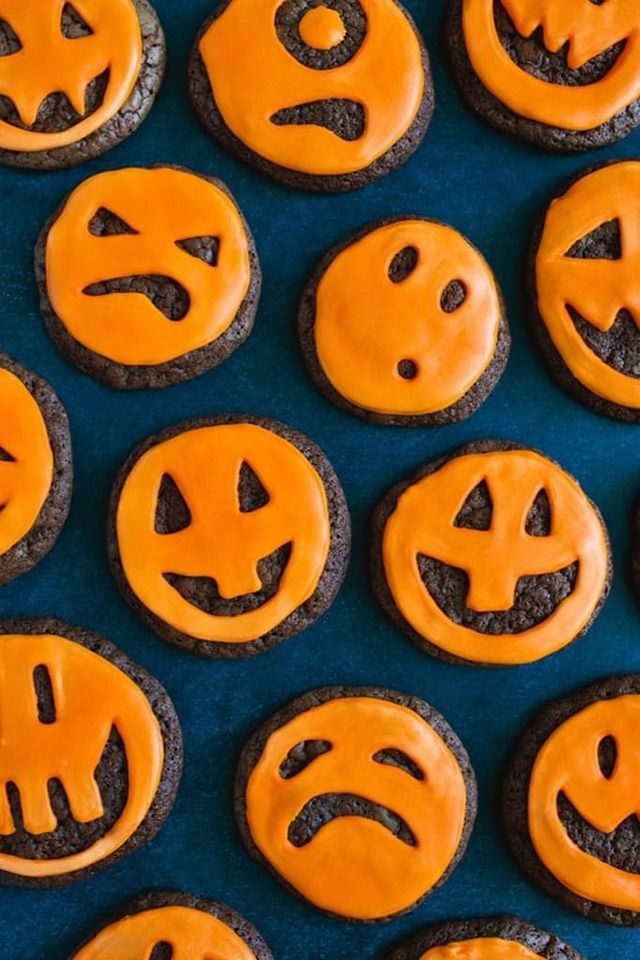 https://image.sistacafe.com/images/uploads/content_image/image/206141/1473578402-Jack-o-Lantern-Chocolate-Cookies.jpg