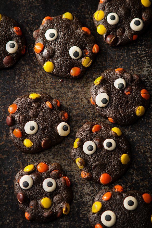 https://image.sistacafe.com/images/uploads/content_image/image/206143/1473578437-Double-Chocolate-Monster-Cookies.jpg