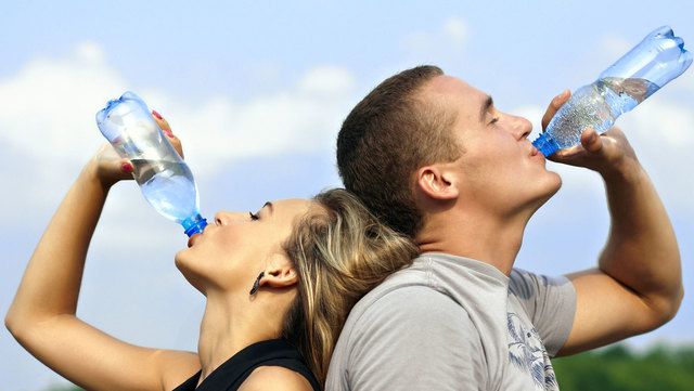 https://image.sistacafe.com/images/uploads/content_image/image/206356/1473602849-Water-Should-I-Drink.jpg