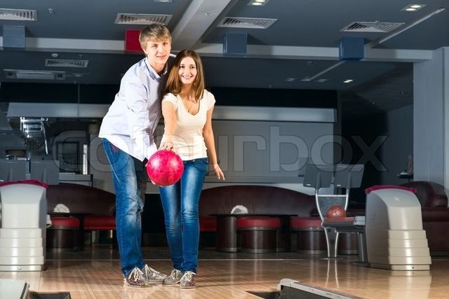 https://image.sistacafe.com/images/uploads/content_image/image/208019/1473753572-6981066-young-couple-plays-bowling.jpg
