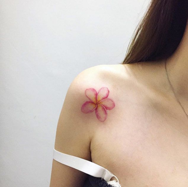 https://image.sistacafe.com/images/uploads/content_image/image/209271/1473866697-floral-shoulder-tattoo-design.jpg