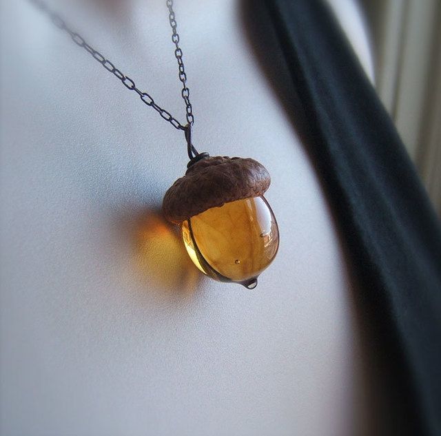 https://image.sistacafe.com/images/uploads/content_image/image/210526/1473999632-glass-acorn-jewelry-necklaces-earrings-bullseyebeads-13-1.jpg