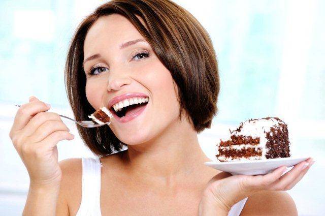 https://image.sistacafe.com/images/uploads/content_image/image/21108/1437751049-lady_eating_cake.jpg