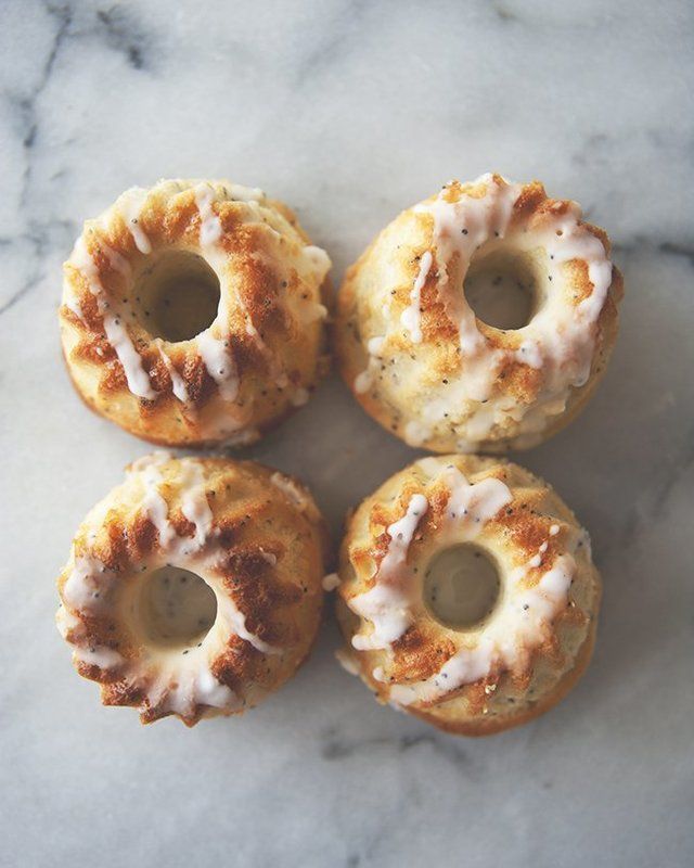 https://image.sistacafe.com/images/uploads/content_image/image/211913/1474179048-Mini-Lemon-Poppyseed-Bundt-Cakes.jpg