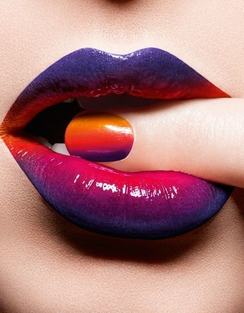 สีทาเล็บ สีส้มและสีม่วง