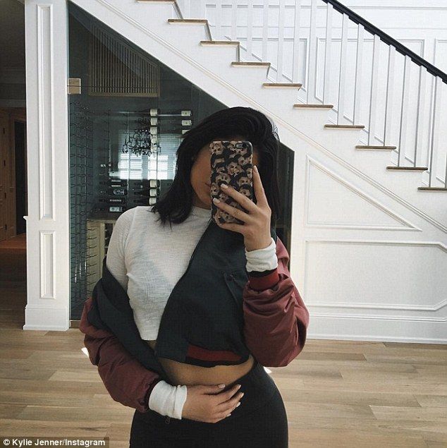 https://image.sistacafe.com/images/uploads/content_image/image/213153/1474299406-3570D3A100000578-3648541-Strike_a_pose_Kylie_snapped_a_selfie_at_the_party_in_the_photo_s-a-20_1466321227562.jpg