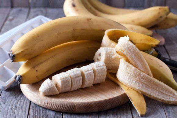 https://image.sistacafe.com/images/uploads/content_image/image/215197/1474523565-whole-and-sliced-bananas-on-board.jpg