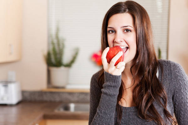 1437983007 woman eating apple