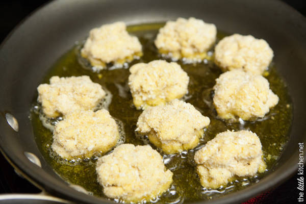 https://image.sistacafe.com/images/uploads/content_image/image/21864/1437993175-fried-mac-cheese-bites-the-little-kitchen-4910.jpg
