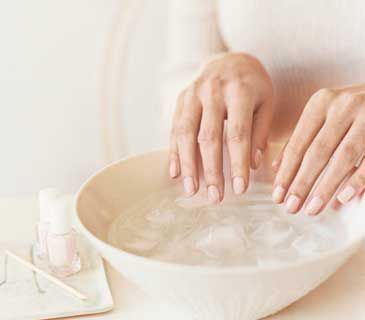 ทำเล็บเอง แช่มือในน้ำเย็น